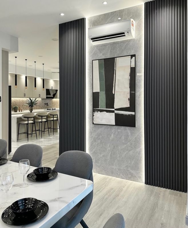 V tejto jedálni hrá hlavnú rolu kontrast. Čierne lamely v kombinácii s lesklým panelom Light Grey vytvárajú vizuálnu...