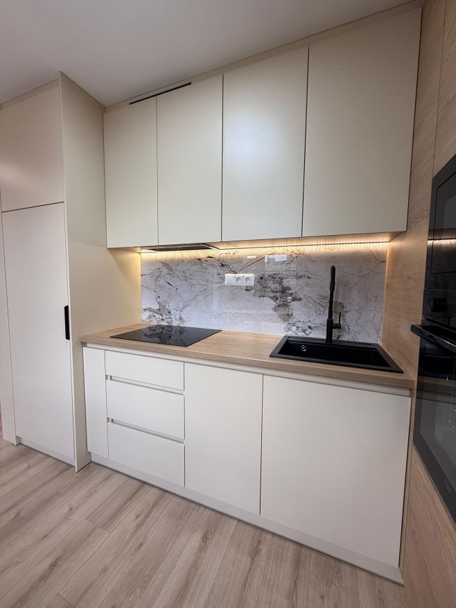 Minimalizmus, elegancia a funkčnosť v jednom. Svetlé odtiene, prírodný dekor dreva a kamenný dekor tvoria harmonický...