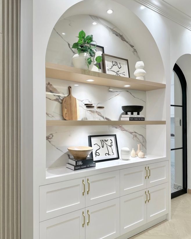 Dizajnovo čisté prepojenie kuchyne s jedálenským priestorom, kde každý detail ladí. Kuchyňa a jedáleň ako jeden harmonický...